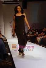 Model walk the ramp for Nandita Mahtani Show at The ABIL Pune Fashion Week Day 3 on 20th Nov 2010 (15).JPG